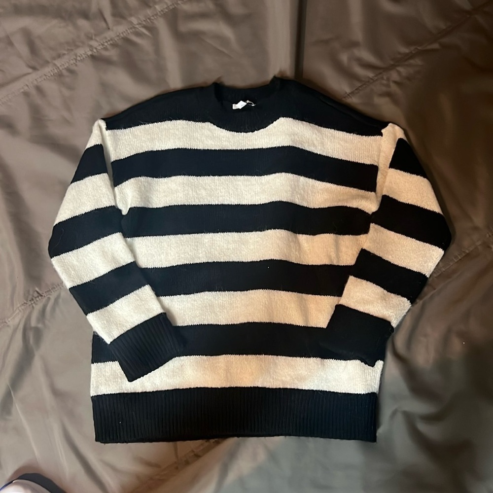 Bar III black& white sweater